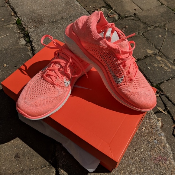 NWT Womens Nike Free RN Flyknit 2018 - Picture 4 of 8